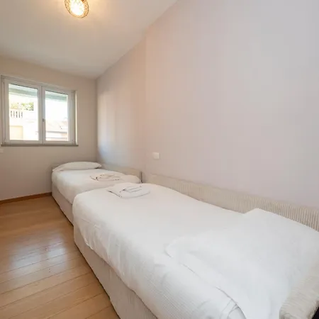 Apartment Elegante E Luminoso Con Box Auto A Pochi Passi Da Metropolitana M4