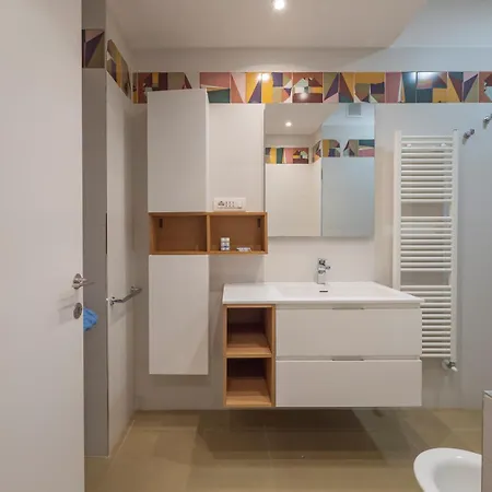 Elegante E Luminoso Con Box Auto A Pochi Passi Da Metropolitana M4