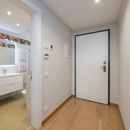 Elegante E Luminoso Con Box Auto A Pochi Passi Da Metropolitana M4 *