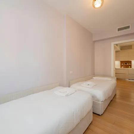 Elegante E Luminoso Con Box Auto A Pochi Passi Da Metropolitana M4 Apartment