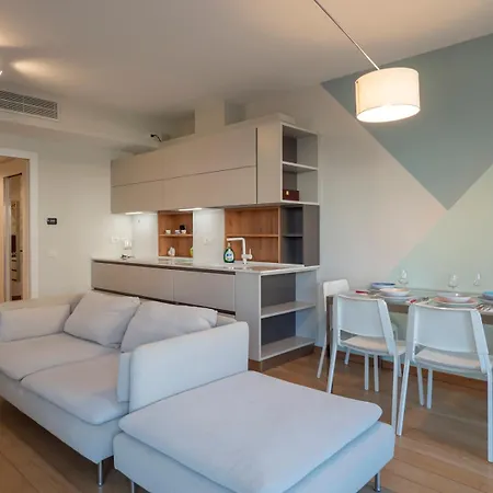 Elegante E Luminoso Con Box Auto A Pochi Passi Da Metropolitana M4