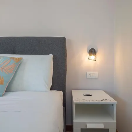 Elegante E Luminoso Con Box Auto A Pochi Passi Da Metropolitana M4 Apartamento Milão