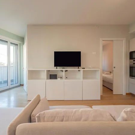 Elegante E Luminoso Con Box Auto A Pochi Passi Da Metropolitana M4 *