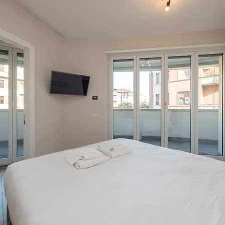 Elegante E Luminoso Con Box Auto A Pochi Passi Da Metropolitana M4 Apartamento Milão