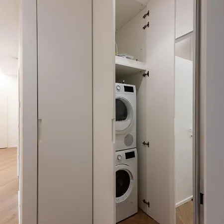 White House Con Posti Auto Apartament Mediolan