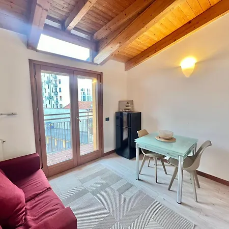 Moderno Con Design Caldo E Accogliente, Con Parcheggio Gratuito E Balcone Privato, Vicino A Fiere, Eventi E Concerti Milano