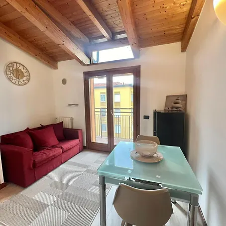 Moderno Con Design Caldo E Accogliente, Con Parcheggio Gratuito E Balcone Privato, Vicino A Fiere, Eventi E Concerti Appartamento