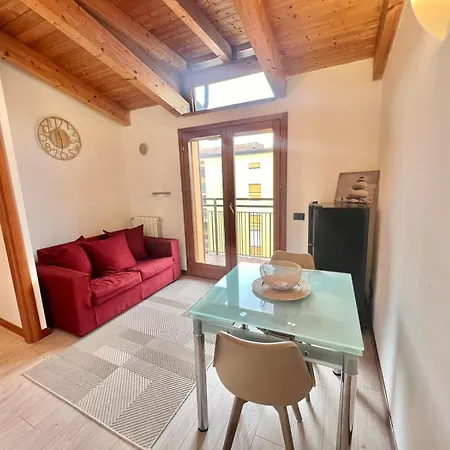 Moderno Con Design Caldo E Accogliente, Con Parcheggio Gratuito E Balcone Privato, Vicino A Fiere, Eventi E Concerti