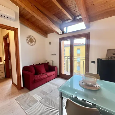 Appartamento Moderno Con Design Caldo E Accogliente, Con Parcheggio Gratuito E Balcone Privato, Vicino A Fiere, Eventi E Concerti *