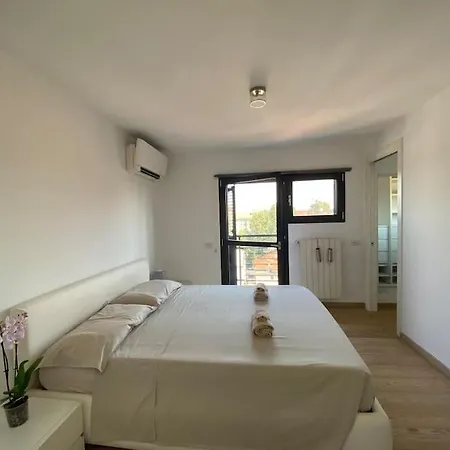 Penthouse Luce Near Metro-bus-tram * Milánó
