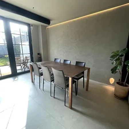 Modern Canal-side Loft With Private Garden Apartment