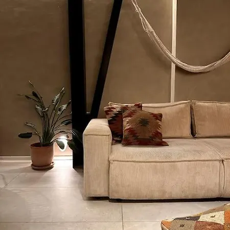 Modern Canal-side Loft With Private Garden Apartment