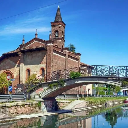 Modern Canal-side Loft With Private Garden Milan