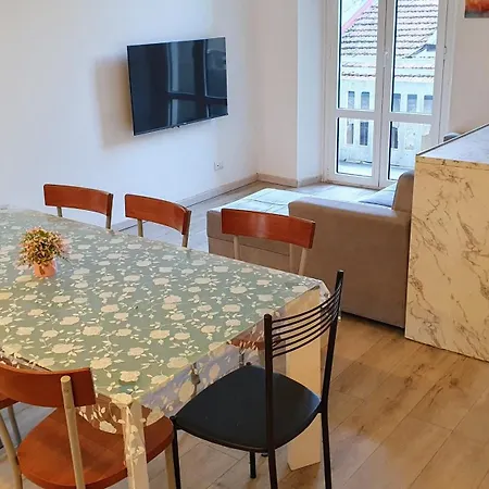 דירה Spacious & Lovely - 4 Queen Bed