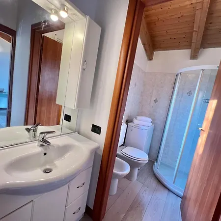 Moderno Con Design Caldo E Accogliente, Con Parcheggio Gratuito E Balcone Privato, Vicino A Fiere, Eventi E Concerti Milano