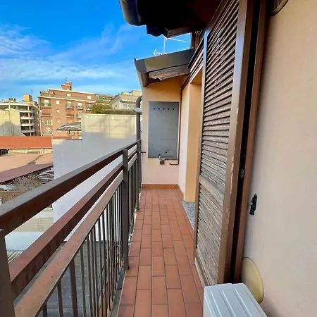 Moderno Con Design Caldo E Accogliente, Con Parcheggio Gratuito E Balcone Privato, Vicino A Fiere, Eventi E Concerti