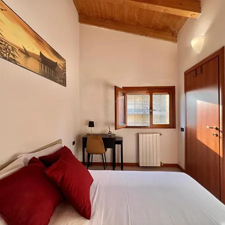 Moderno Con Design Caldo E Accogliente, Con Parcheggio Gratuito E Balcone Privato, Vicino A Fiere, Eventi E Concerti Milano