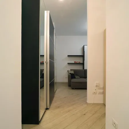 Monolocale Moderno Con Balcone E Aria Condizionata