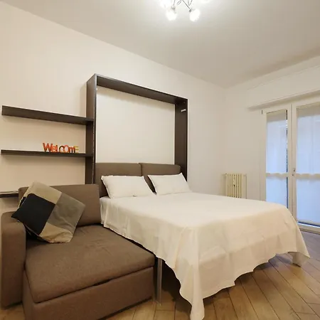 Monolocale Moderno Con Balcone E Aria Condizionata