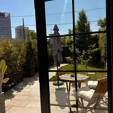 Modern Canal-side Loft With Private Garden *