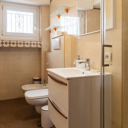 Youhosty - Paul Valery Bis Milánó