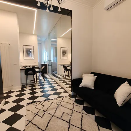 Black And White In Downtown With Ac, Wifi And Subway M1 M2 Airoport Connected, Station ميلان