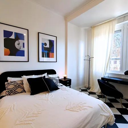 Black And White In Downtown With Ac, Wifi And Subway M1 M2 Airoport Connected, Station