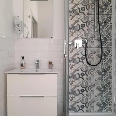 -l' Oasi Del Turista, 5- Station Private External Bathroom *