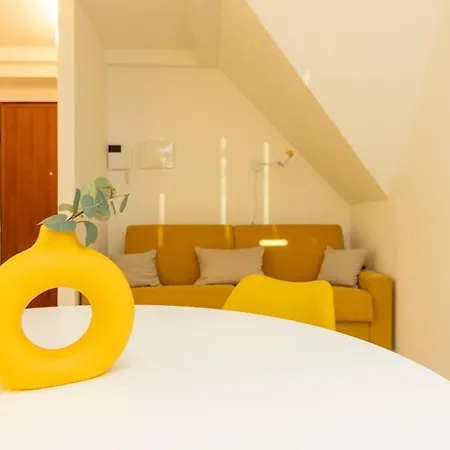 Sunny Retreat Near Metro, 12 Min To Duomo Milão