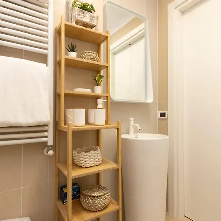 Sunny Retreat Near Metro, 12 Min To Duomo Apartment