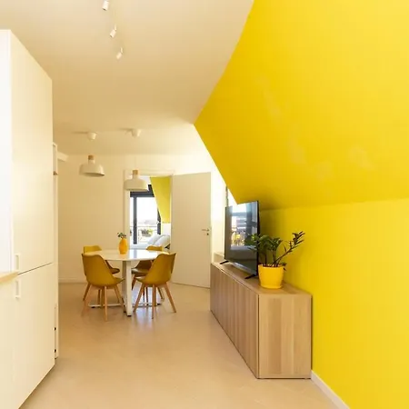 Sunny Retreat Near Metro, 12 Min To Duomo Apartment