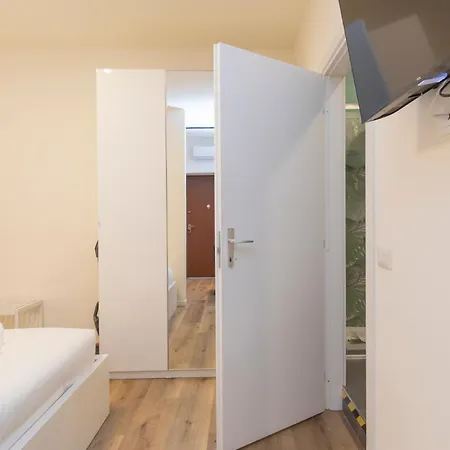 Daire I Host - Pomponazzi Iris Milano