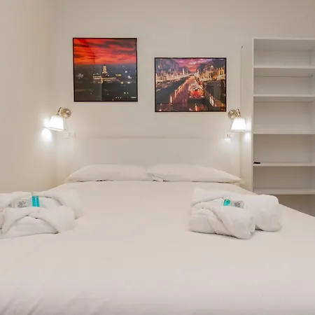 I Host - Pomponazzi Iris ミラノ