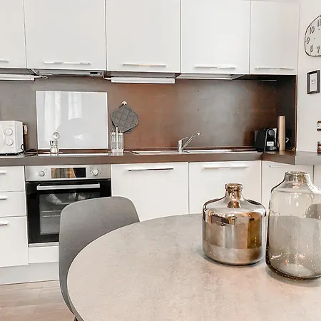Mac Mahon Apartment *