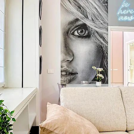 Guesthost - Cozy Flat In Darsena Close To Navigli アパート ミラノ