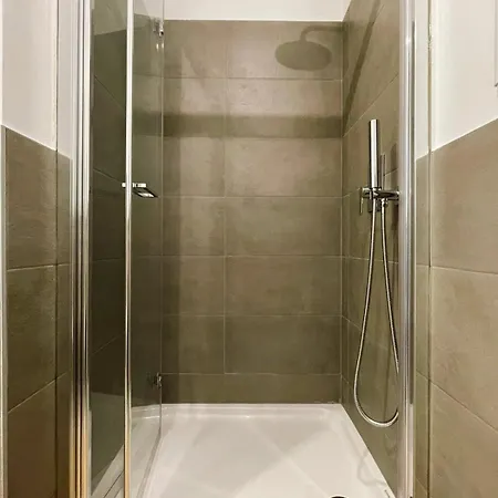 Apartment Elegante In Tricolore Milan