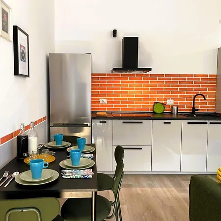 Elegante In Tricolore Apartment