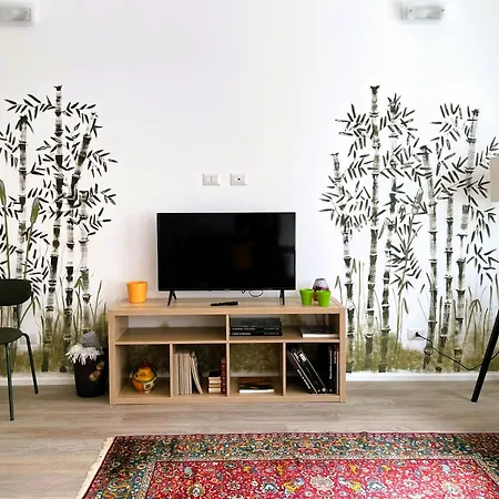 Elegante In Tricolore Apartment
