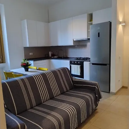 Apartman Renovated Near Metro And Station - Laurana