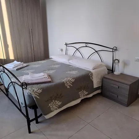 Renovated Near Metro And Station - Laurana Apartman