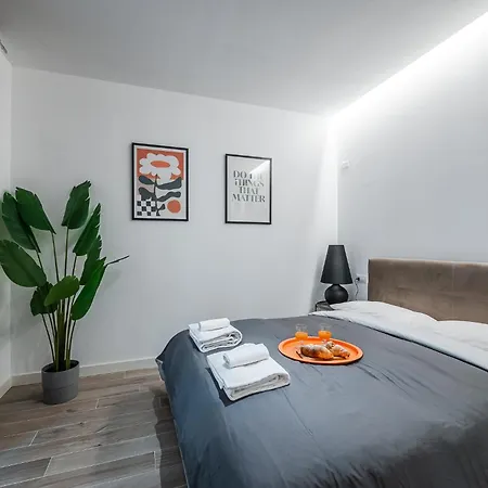 Urban Garden Flat In Modern Style *