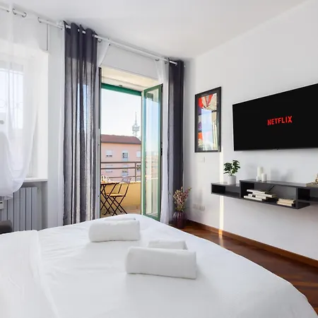 Citylife - Exclusive Skyline View Near The Metro Apartment *