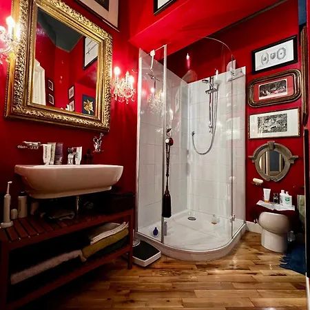 Charming Elegant In Historic Art Nouveau Building, Отель типа 