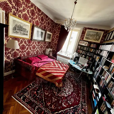 Charming Elegant In Historic Art Nouveau Building, Отель типа 