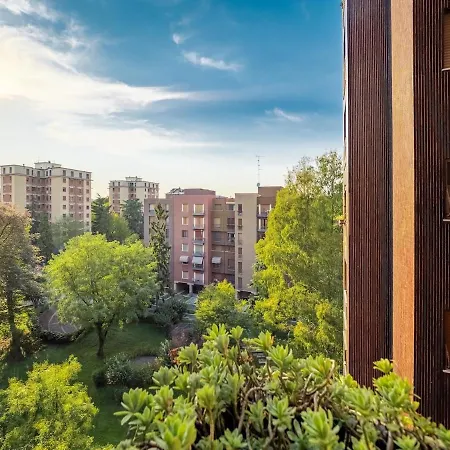 Cozy In The Green, Close To Blue And Red Metro *