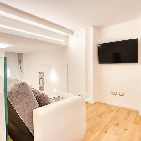 Walk To Navigli - Via Gola - 2 Bedrooms *