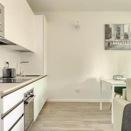 Appartamento In Financial District 4 Pax Milano
