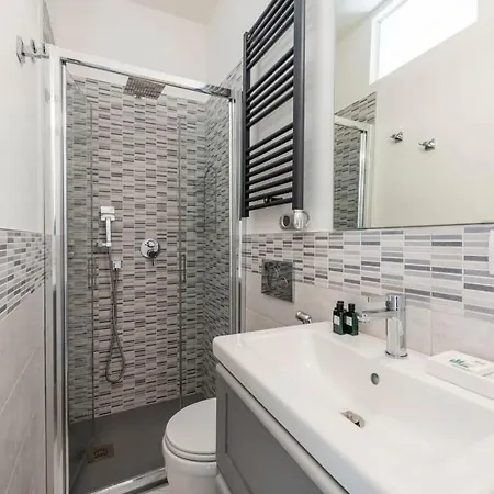 Navigli - Darsena; La Perla Di * Milán