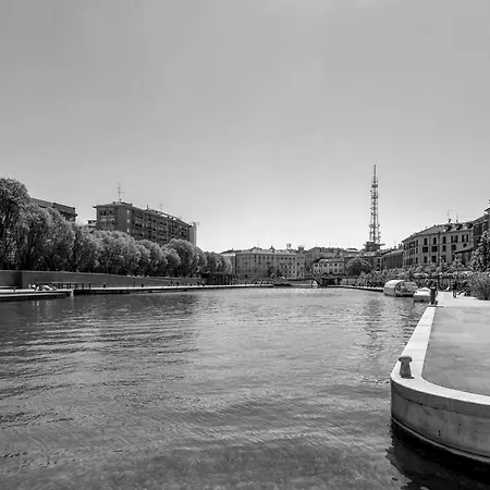 Navigli - Darsena La Perla In Citta Milan