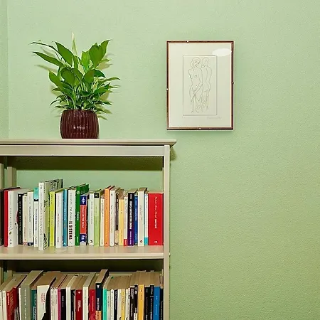 Cozy One-bedroom In Apartment Mailand